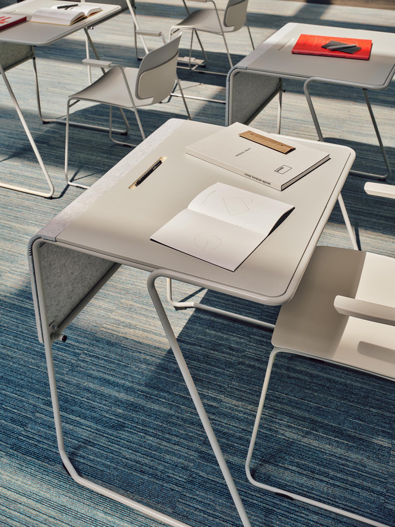 Moderner Schulungstisch Loop LP02 von Mdd, ideal für flexible Arbeitsumgebungen, mit praktischem Klappmechanismus und Mobilität durch Rollen.