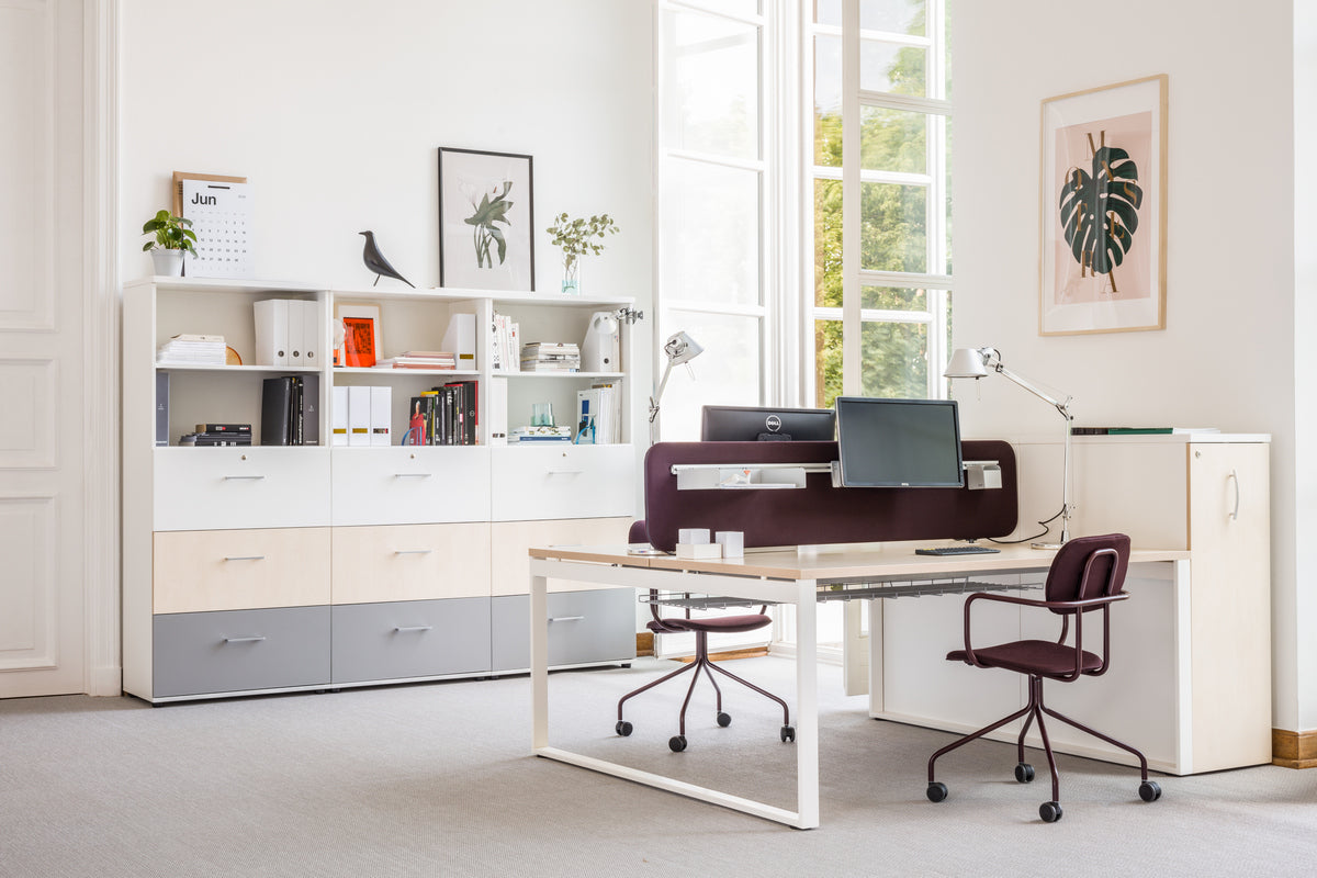 Moderner Hängeregisterschrank in elegantem Weiß, ausgestattet mit vier praktischen Schubladen für eine optimale Aktenorganisation im Büro.