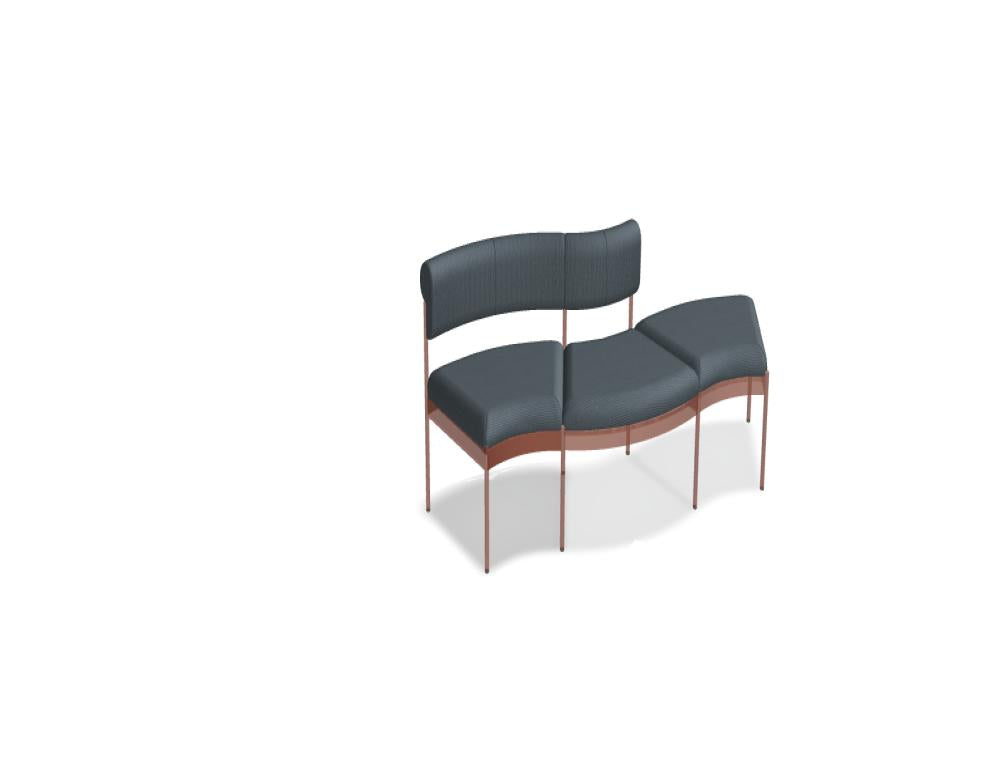 Modulares Sitzsystem Nora von Mdd in Ziegelrot Halbmatt: Sperrholzgestell mit gepolsterter Sitzfläche, Rückenlehne und Metallbeinen.