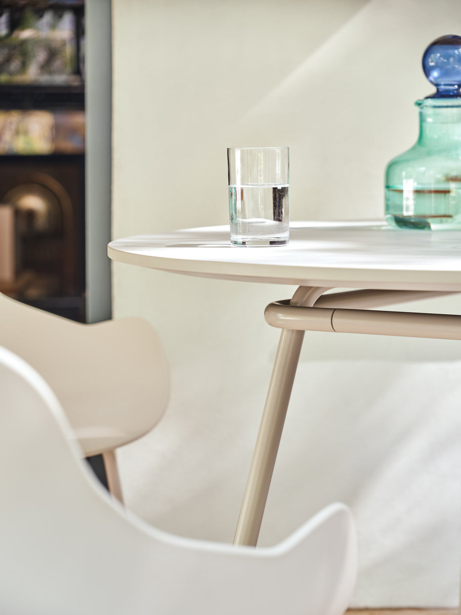 Moderner Kaffeetisch New School NS77 von Mdd, mit stilvoller runder Holzoberfläche und robustem Metallgestell für ein elegantes Wohngefühl.