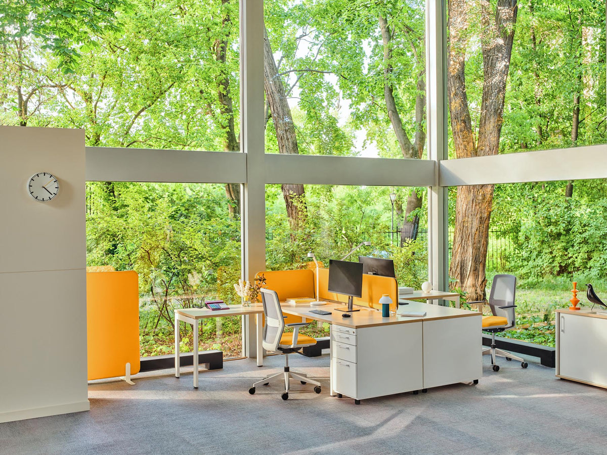 Ansatztisch für Schreibtische von Mdd mit Melamin-Tischplatte in Akazie und pulverbeschichtetem Metallgestell in Aluminium Halbmatt.