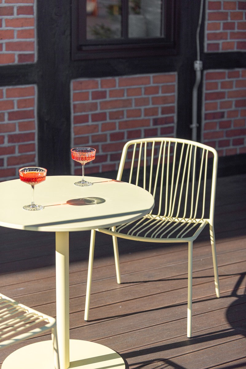 Moderner Gartentisch Bolt OSTK67 von Mdd in stilvollem Schwarz, perfekt für entspannte Momente im Freien und gesellige Zusammenkünfte.