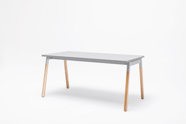 Schreibtisch Ogi W von Mdd in Honigeiche mit rechteckiger Melaminplatte und Gestell aus Eschenholz mit schwarzem Metallelement.