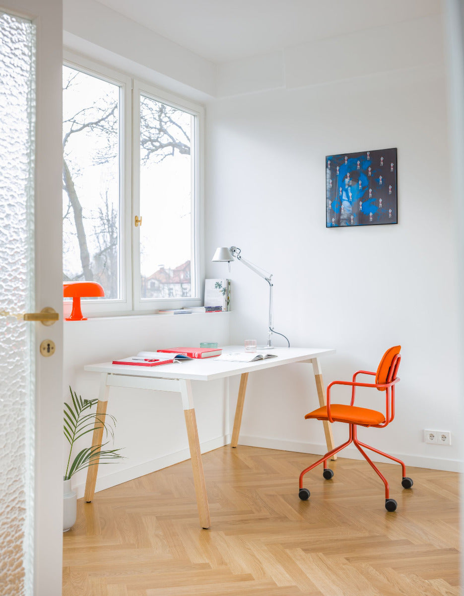 Moderner Ogi W BOW03E4 Schreibtisch von MDD, ideal für kreative Arbeitsumgebungen, vereint Ästhetik und praktische Nutzungselemente.