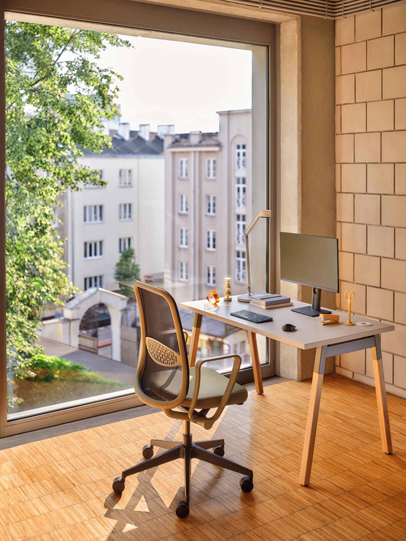 Eleganter Ogi W BOW04E4 Schreibtisch von MDD, perfekt für moderne Arbeitsumgebungen, vereint Funktionalität und zeitloses Design.