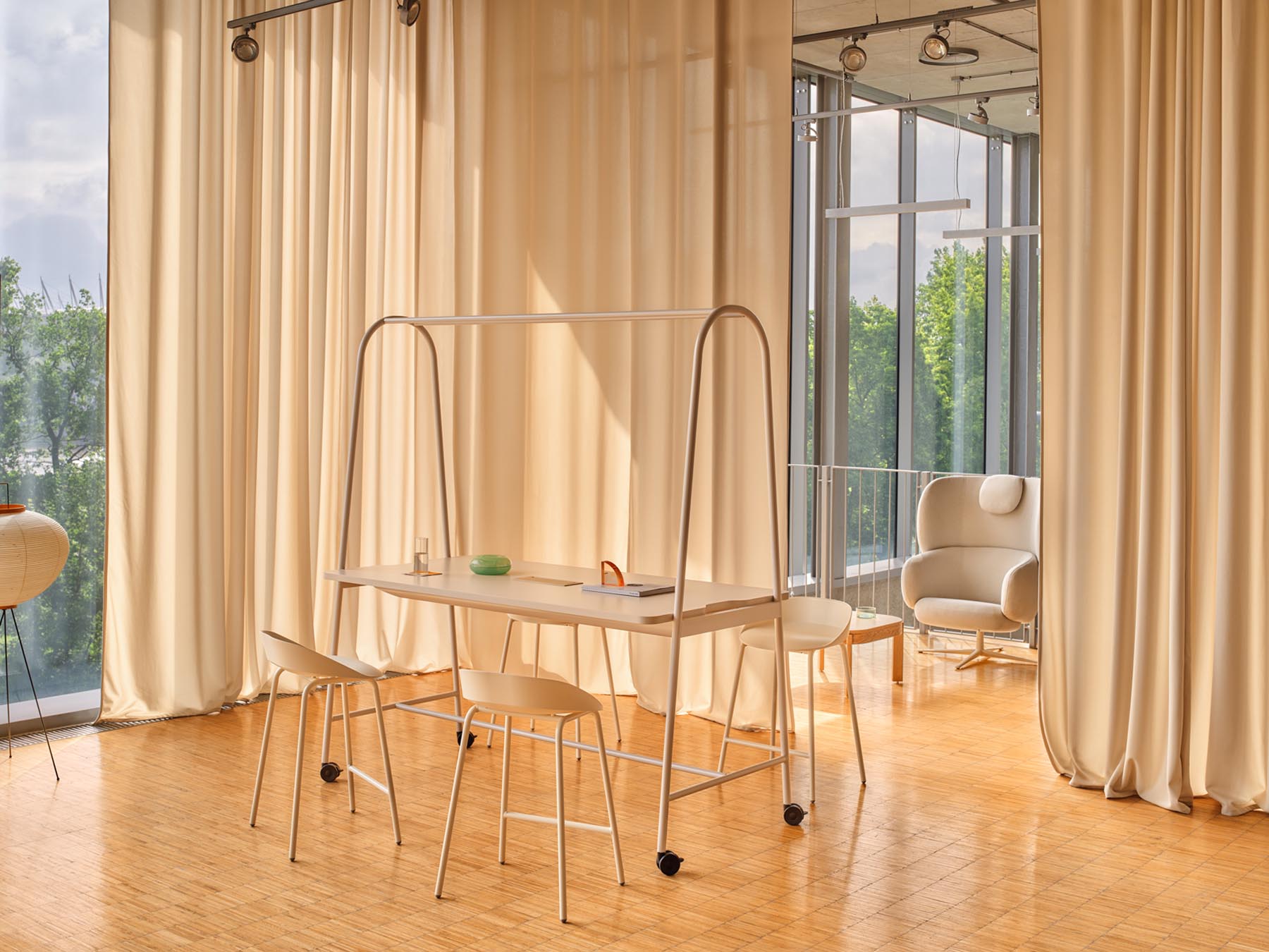 Eleganter Hochtisch Ampla AURZ04 mit stilvollem Edelstahlrahmen und Holzoptik, perfekt für moderne Bars und Lounges.