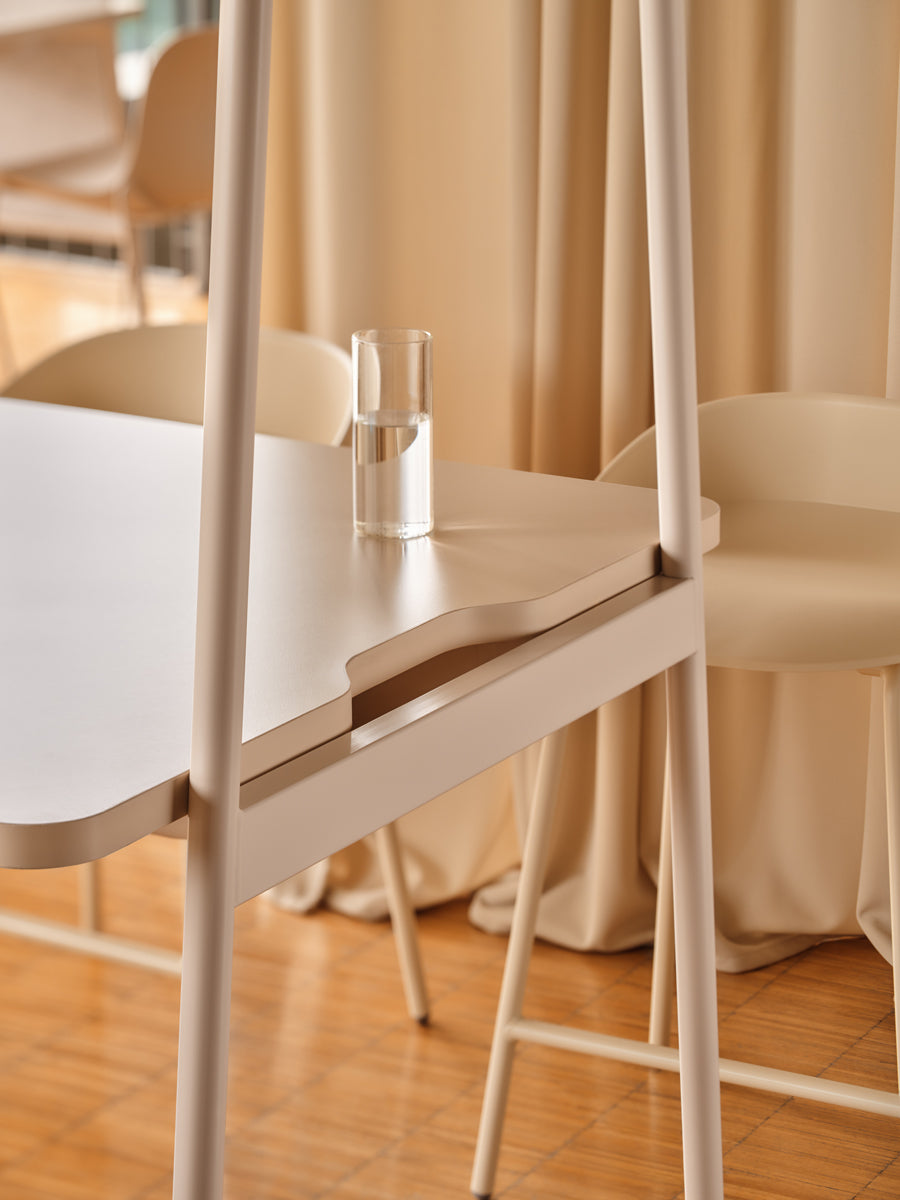 Eleganter Hochtisch Ampla AURZ04 von Mdd, perfekt für gesellige Zusammenkünfte und moderne Raumgestaltungen.