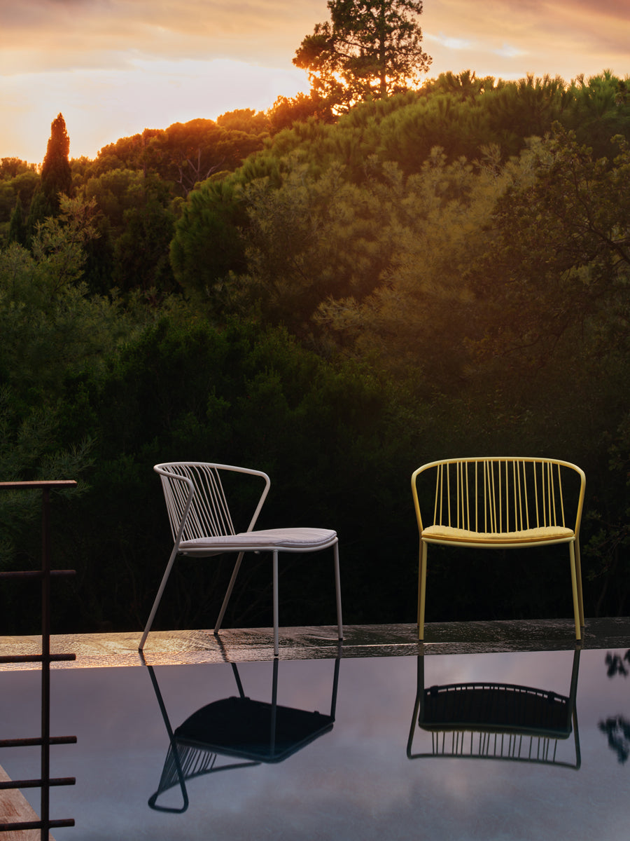 Hochwertiges Bris BRSP2 Sitzkissen von Mdd, ideal für Gartenmöbel, kombiniert Komfort mit modernem Design für eine ansprechende Außenatmosphäre.