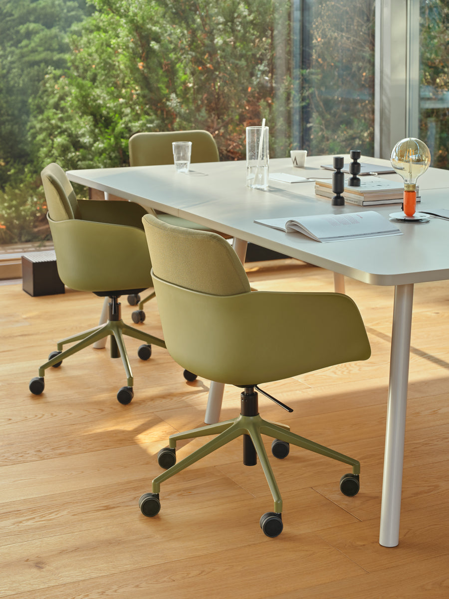 Eleganter Esstisch Echo ETF1024R von MDD, mit stilvollem Holzdesign und stabilen Beinen, perfekt für gesellige Abendessen.