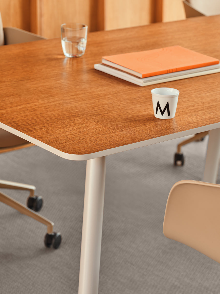 Eleganter Esstisch Echo ETF1024R von MDD, gefertigt aus edlem Holz, perfekt für gemütliche Mahlzeiten und stilvolle Einrichtung.