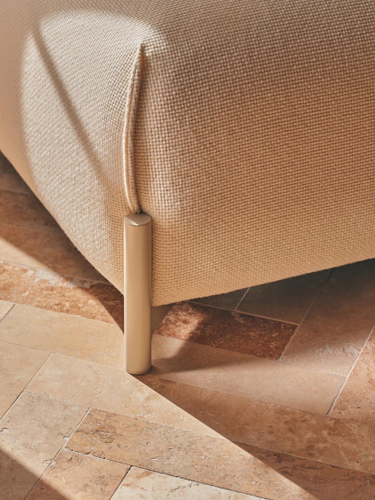 Hocker Linka von Mdd in Dunkelbeige mit gepolsterter Sitzfläche und Gestell aus pulverbeschichtetem Stahl in Braun Halbmatt.