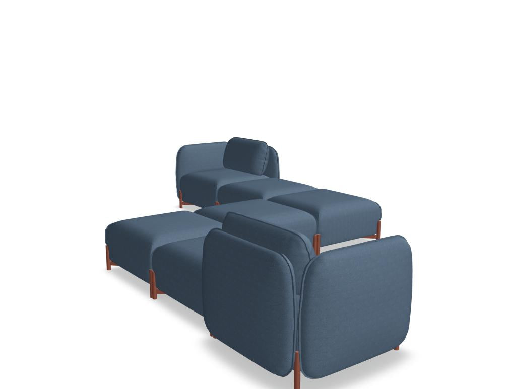 Bild eines Lara- oder dunkelgrauen Linka LKS10L-Sofas in heller, freundlicher Wohnumgebung; großzügige Sitzfläche, moderne Linien, aufrechte Rückenlehne, Holzfußkreuz, dezentes Kissen-Setup, stilvolles, einladendes Design für zeitgenössische Räume.