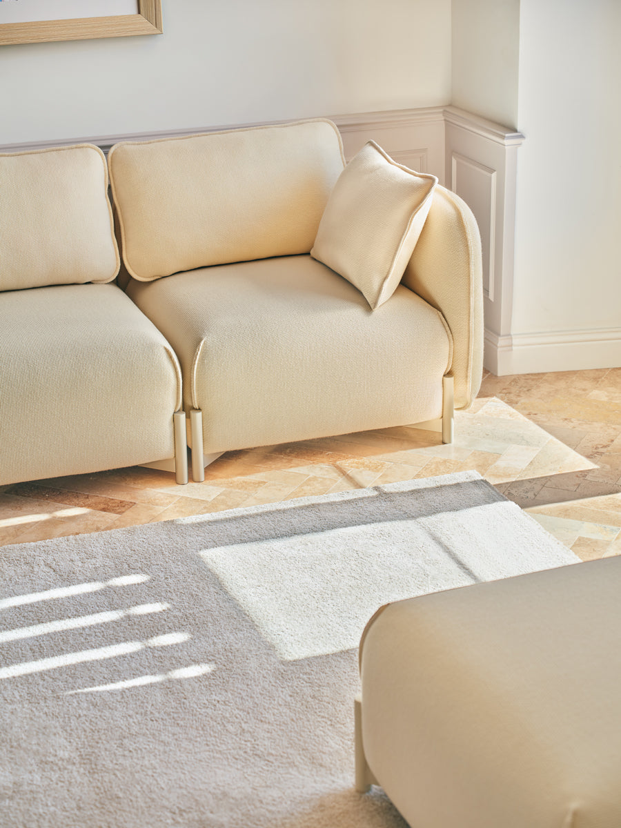 Elegantes Linka LKS10L-Sofa in edlem Dunkelgrau, perfekt platziert in einem hellen Raum, vereint modernes Design mit optimalem Komfort.
