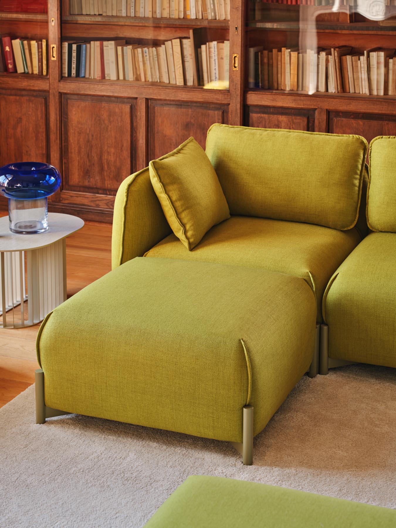 Elegantes Sofa Linka LKS11L von MDD in stilvollem Grau-Beige, perfekt für komfortable und moderne Wohnambiente.