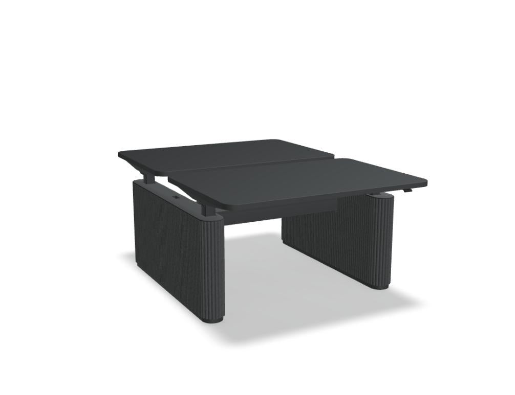 Bench-Schreibtisch Ogi Drive mit zwei Tischplatten, elektrisch höhenverstellbarem Metallgestell und Fusselementen aus PET-Filz in Anthrazit.