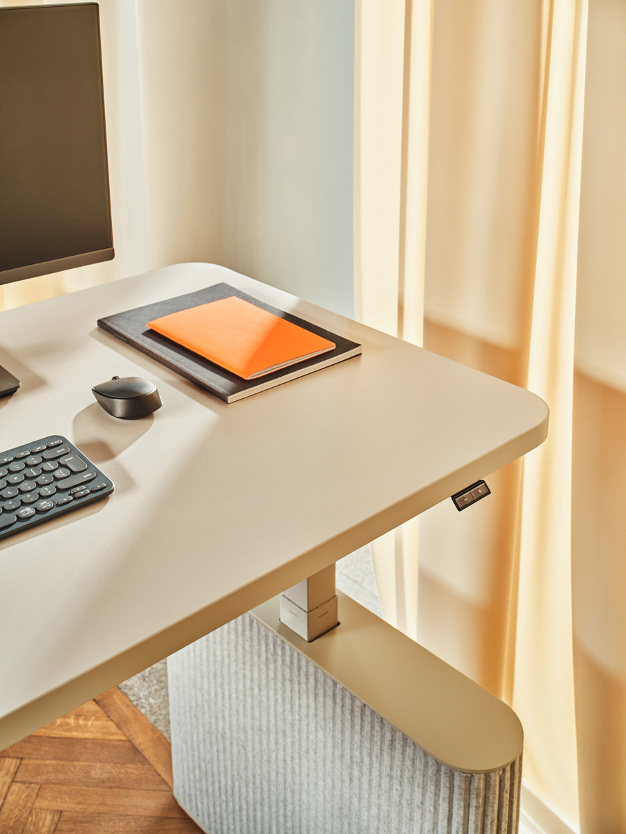Moderner Schreibtisch Ogi Drive BODF54 mit elektrisch höhenverstellbarem Design und einzigartigen Filzfüßen für flexibles Arbeiten.