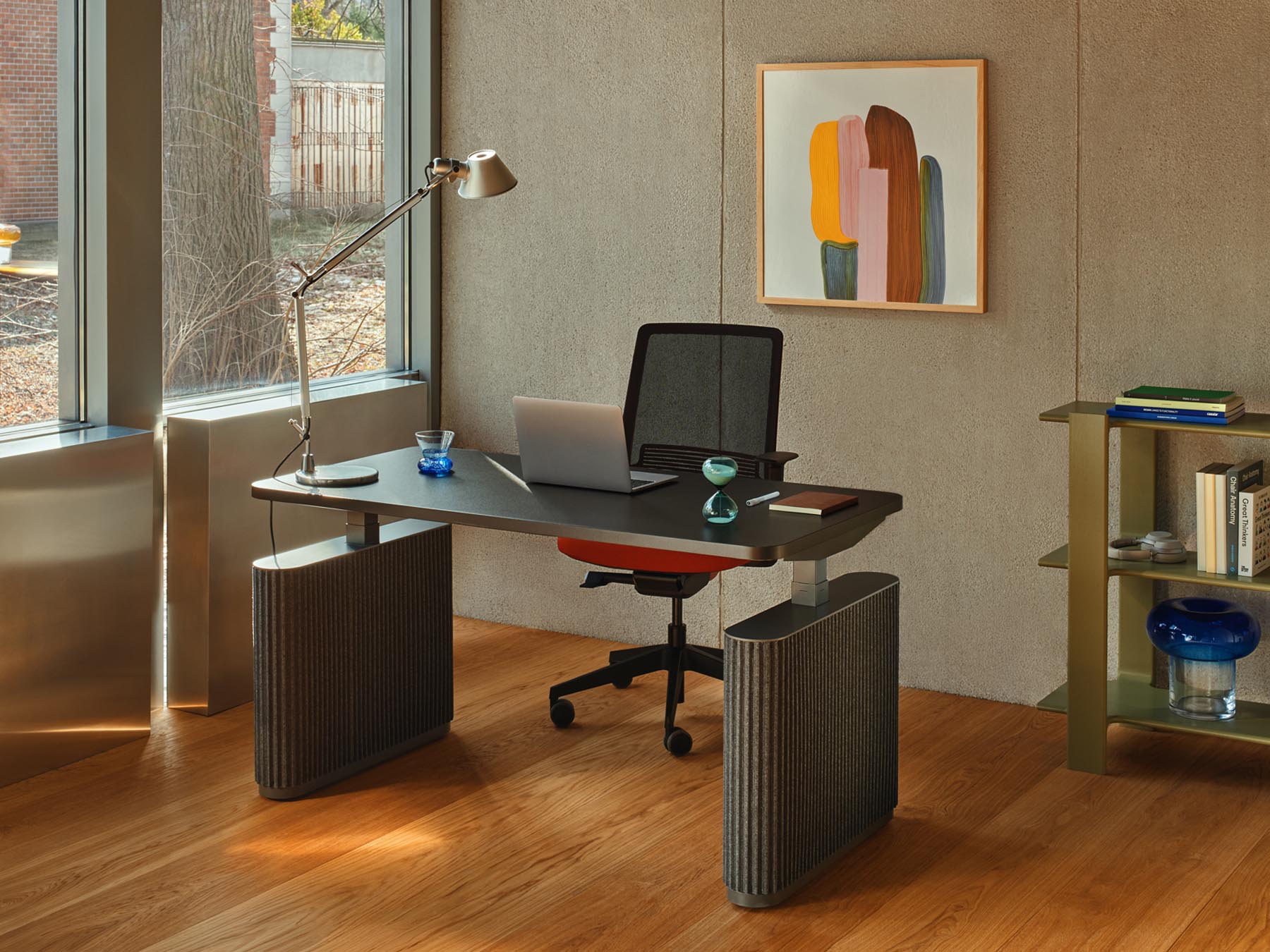 Moderner Ogi Drive BODF607 Schreibtisch mit elegantem Design, elektrisch höhenverstellbar und stilvollen Filzfüßen für optimalen Komfort.