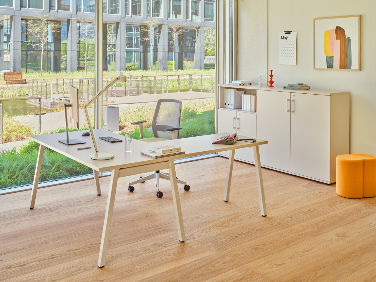 Moderner Büroschrank Mdd A3105K in elegantem Weiß, ausgestattet mit praktischen Türen und offenen Regalen für vielseitige Aufbewahrung.