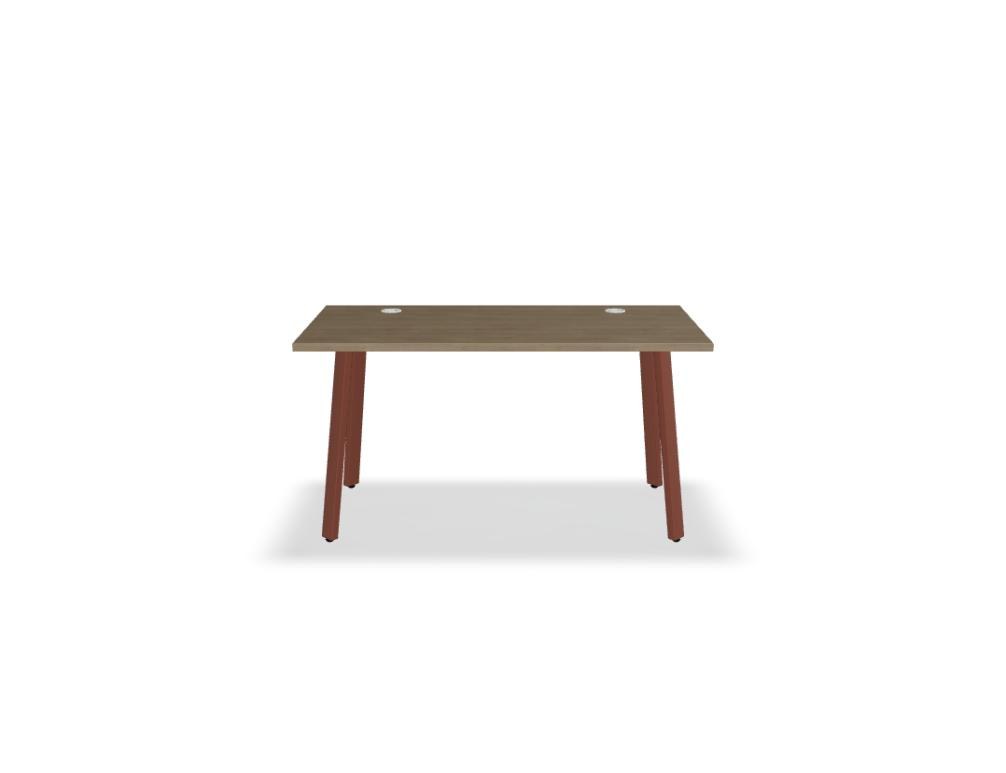Schreibtisch Ogi A von Mdd mit Tischplatte in Honigeiche, schwarzem pulverbeschichtetem Metallgestell und schrägen Beinen als Designdetail.