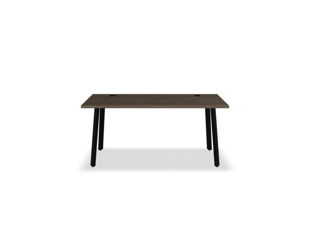 Schreibtisch Ogi A von Mdd mit Tischplatte in Honigeiche, schwarzem pulverbeschichtetem Metallgestell und schrägen Beinen als Designdetail.