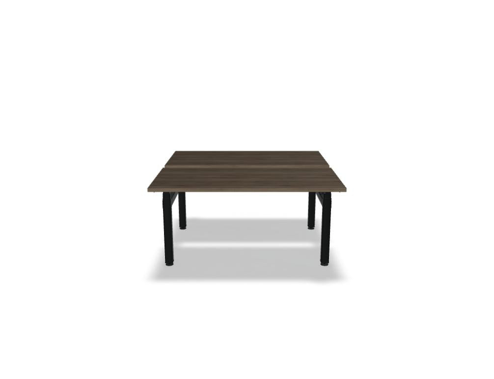 Doppelschreibtisch Ogi Drive Bench in Honigeiche mit schwarzem Metallgestell, zwei Teleskopsäulen und Bedienfeldern für Höhenverstellung.