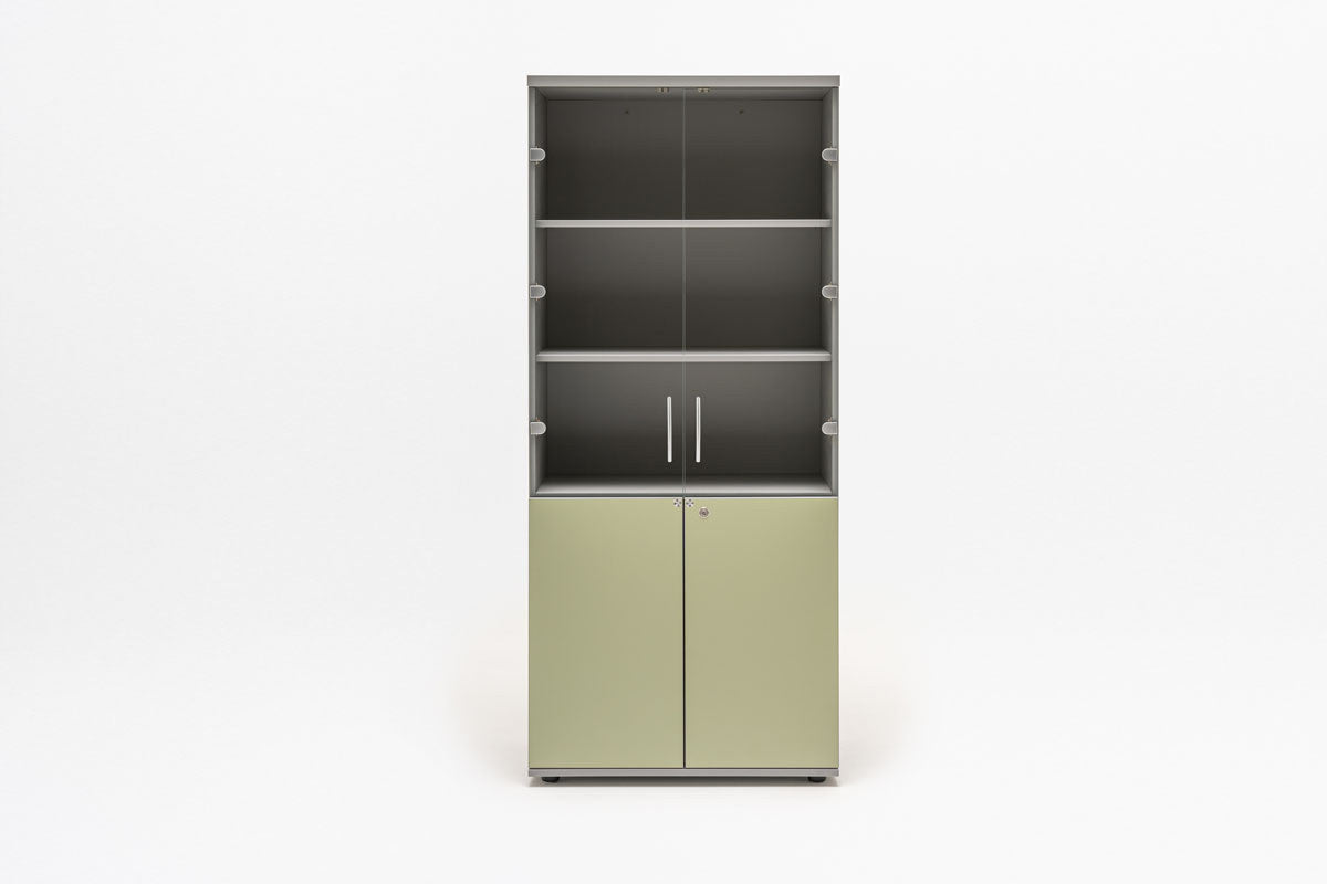 Vitrine mit Front aus Aluminium Satinato, Glastüren mit Aluminiumrahmen und Aluminiumgriffen, fünf Regalböden, Höhe 183 cm.