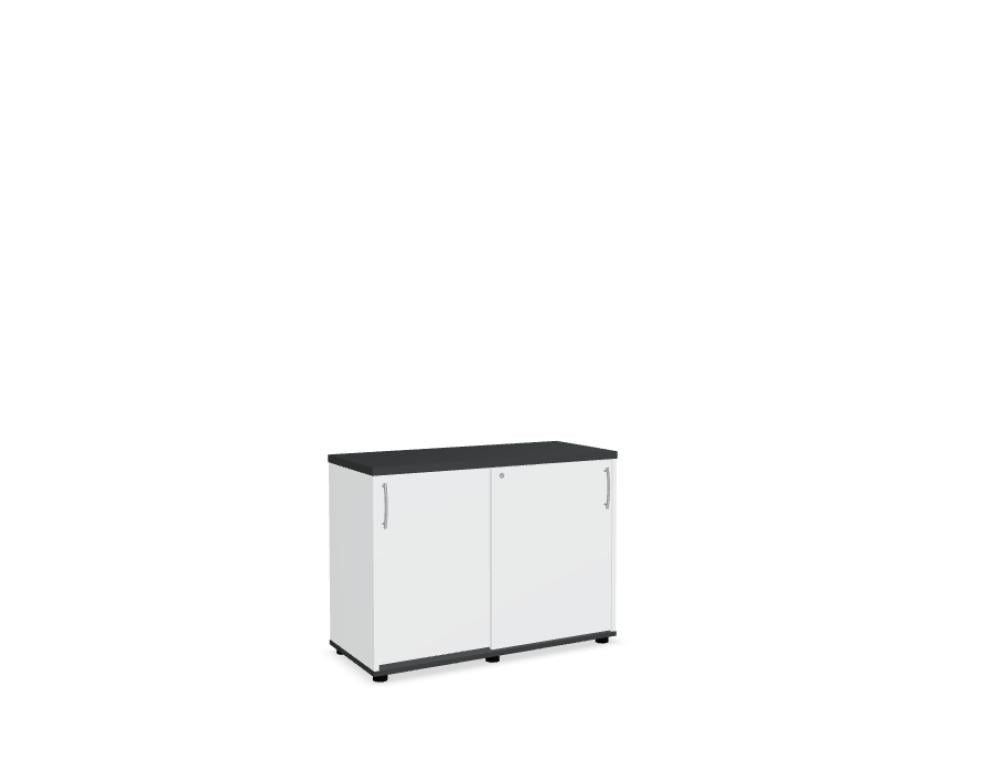 Schiebetürenschrank mit Front in Eiche Natur, Korpus und Bodenplatte in Weiss Pastell, aus Melaminplatten mit ABS-Umleimer gefertigt.