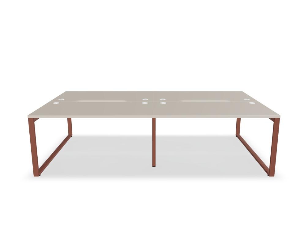 Doppelschreibtisch Ogi Q Bench mit Tischplatte in Honigeiche und schwarzem, pulverbeschichtetem Metallgestell, Ansicht von vorne.