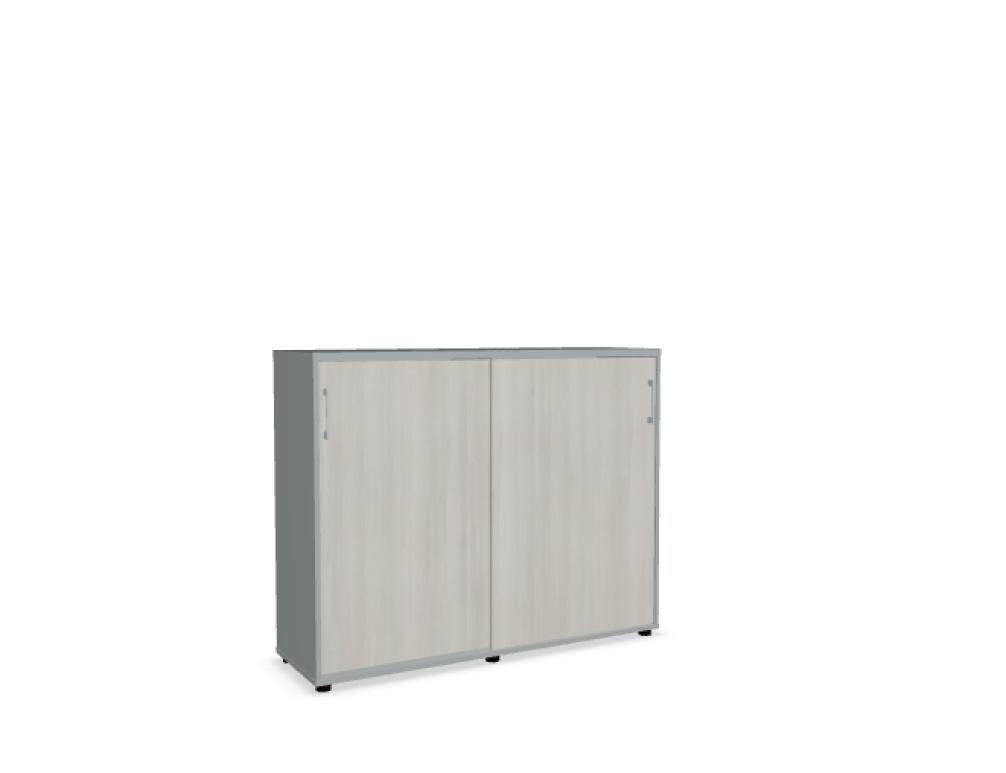 Schrank im modernen Bürodesign mit heller Holzoptik, Glastüren und silbernem Griff, Schiebetüren sorgen für platzsparende Zugriffsmöglichkeiten