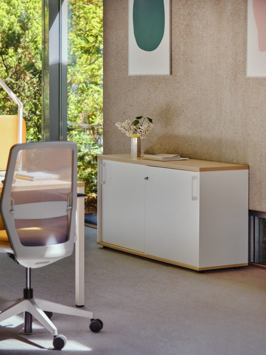 Eleganter Schiebetürenschrank A4P06 von Mdd, perfekt für moderne Büros, bietet stilvollen und praktischen Stauraum für Ihre Unterlagen.