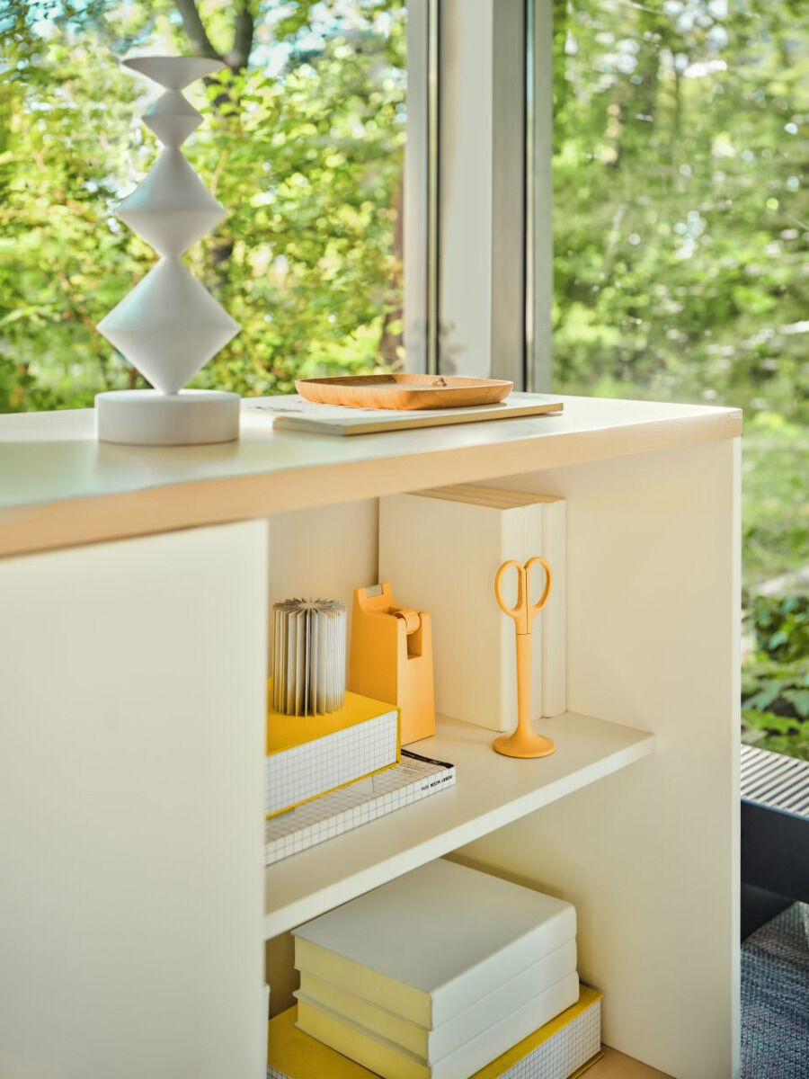Moderner Schiebetürenschrank A4P06 von Mdd, ideal für Büros, vereint Funktionalität und zeitgemäßes Design für optimalen Stauraum.