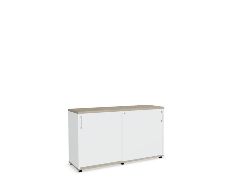 Schiebetürenschrank mit Front in Eiche Natur, Korpus und Bodenplatte in Weiss Pastell, aus Melaminplatten mit ABS-Umleimer gefertigt.