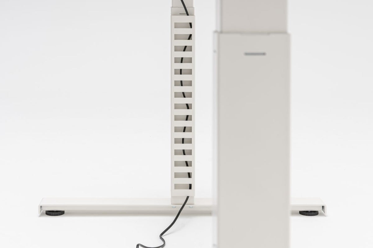 Vertikale Kabelführung aus Aluminium von Mdd, montiert am Tischbein eines Schreibtisches, zur Bündelung mehrerer Kabel im Büro.