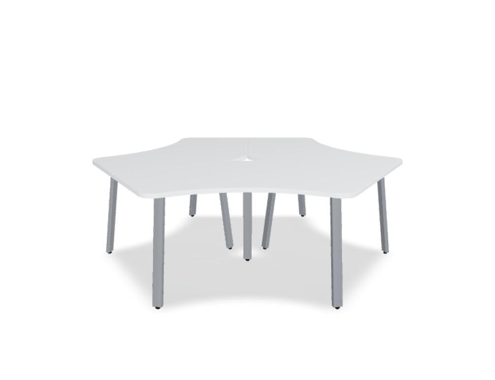 Team-Schreibtisch Ogi A Bench von Mdd mit drei geformten Tischplatten in Honigeiche und schwarzem Stahlgestell mit schrägen Beinen.