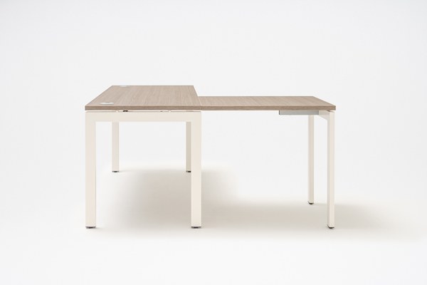 Ansatztisch für Schreibtische von Mdd mit Melamin-Tischplatte in Akazie und pulverbeschichtetem Metallgestell in Aluminium Halbmatt.