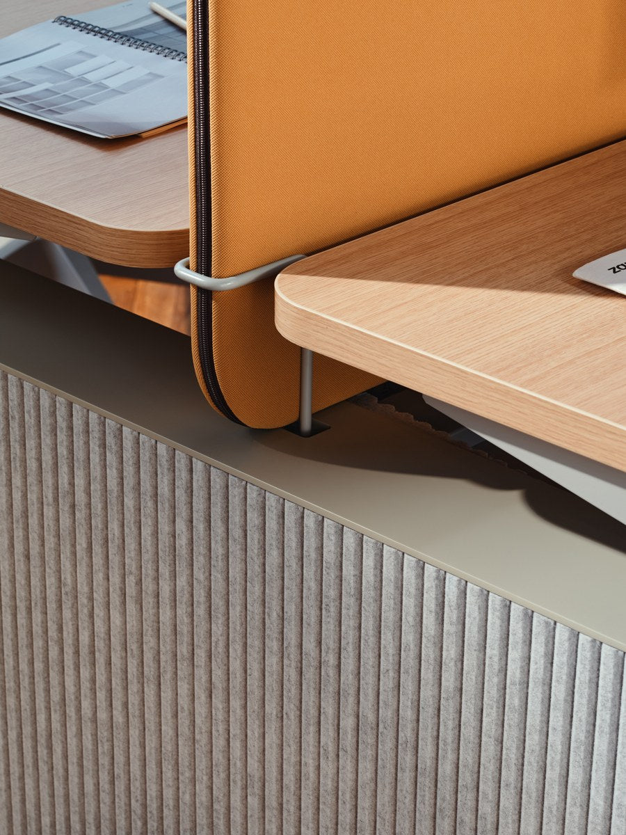 Bench-Schreibtisch Ogi Drive mit zwei Tischplatten, elektrisch höhenverstellbarem Metallgestell und Fusselementen aus PET-Filz in Anthrazit.