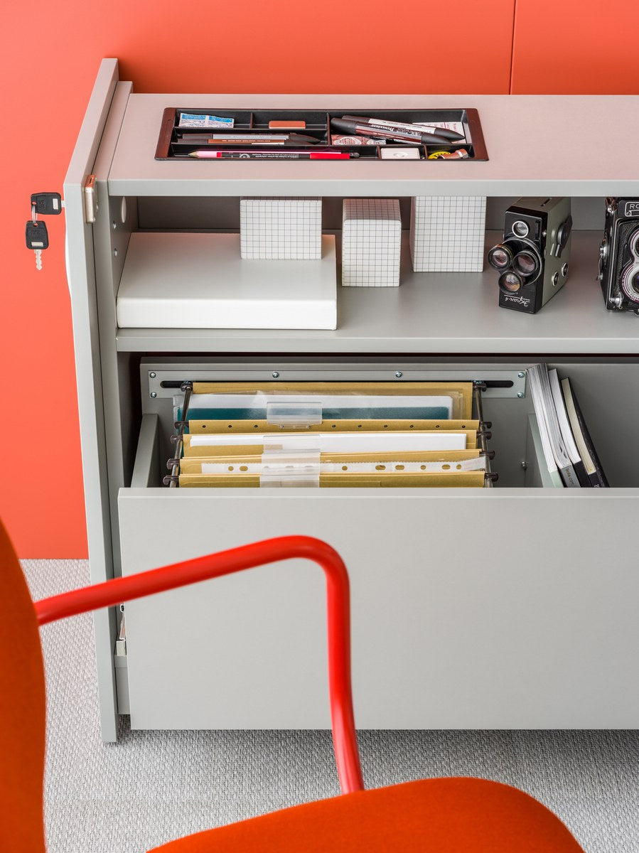 Apothekerschrank von Mdd in Weiss Pastell mit Schubladen, Fachböden und Rollen, Melamin- und MFC-Ausführung für Büroumgebungen.