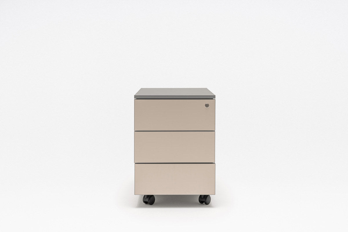 Rollcontainer der Marke Mdd mit Front aus HPL Hochglanz, Metallschubladen, Aluminium Satinato Ober- und Bodenplatte sowie Rollen mit Bremsen.