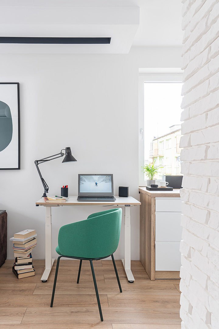 Elektrisch höhenverstellbarer Schreibtisch in Honigeiche mit schwarzem Metallgestell, Transporträdern und zusammenklappbarer Konstruktion.