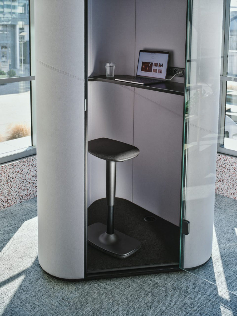 Roter Hocker aus Polypropylen mit gepolstertem Sitz, schwarzer Anti-Rutsch-Basis und Gasheber zur Höhenverstellung, Modell Cool von Mdd.
