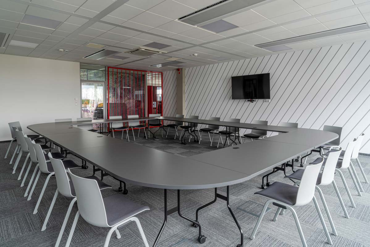 Der Easy PFT02 Klapptisch von Mdd in eleganter Holzoptik, vielseitig einsetzbar und perfekt für dynamische Arbeitsumgebungen.
