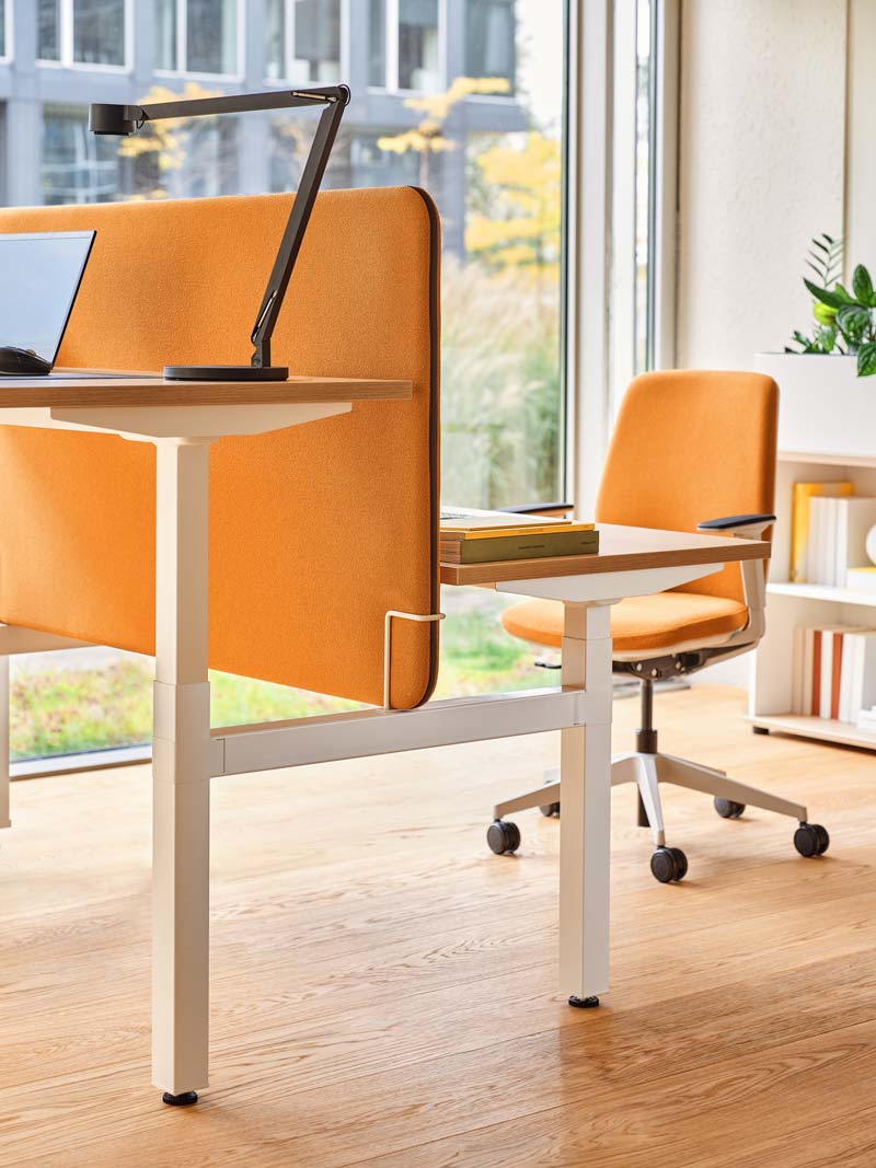 Eleganter Evo EV02 Bürostuhl mit ergonomischer, gepolsterter Rückenlehne, perfekt für komfortables Arbeiten im Büro.