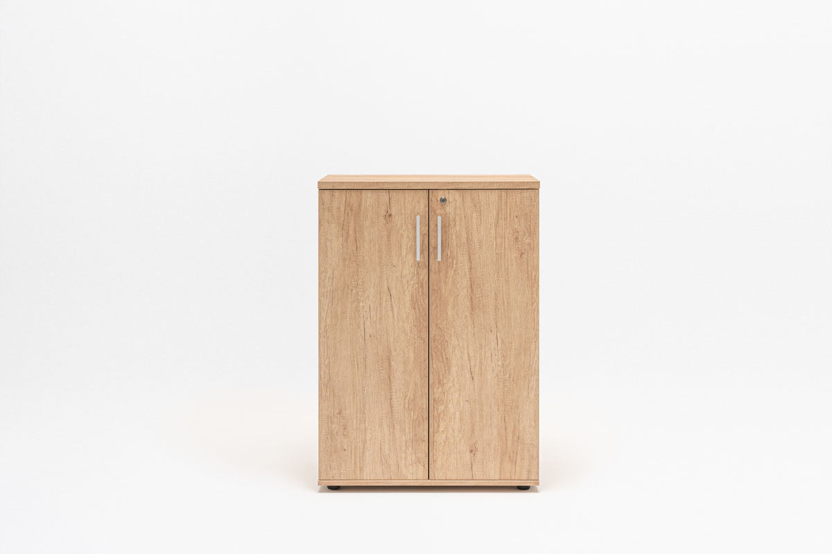 Quando Büroschrank mit geschlossenen Türen, Aluminiumgriffen und Holzdekor auf kleinen Füsschen