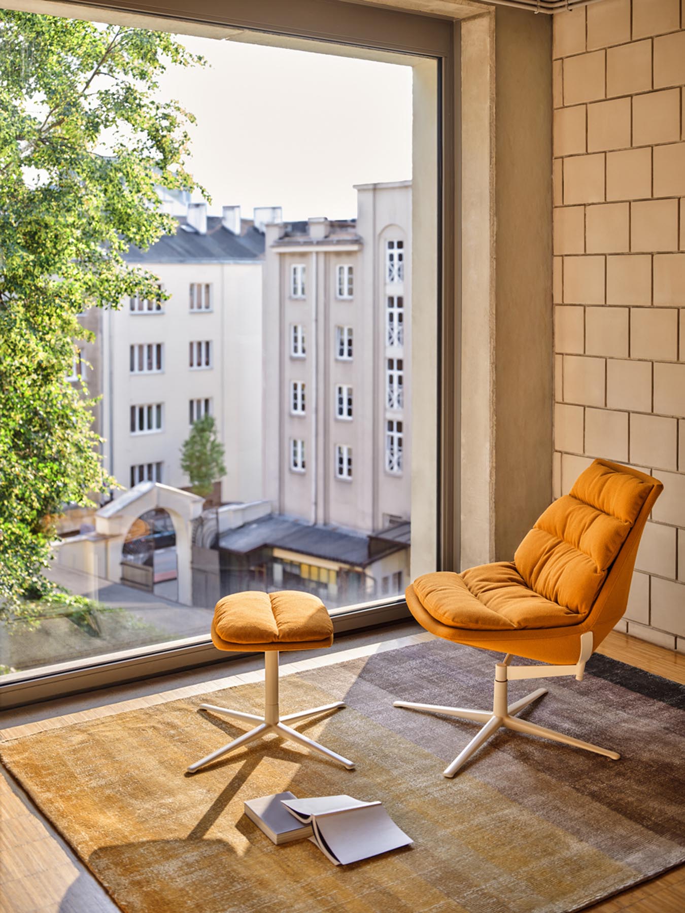 Eleganter Fat Frank F04 Drehsessel von MDD, perfekt für zeitgemäße Interiors, vereint Komfort und modernes Design in einem einzigartigen Look.