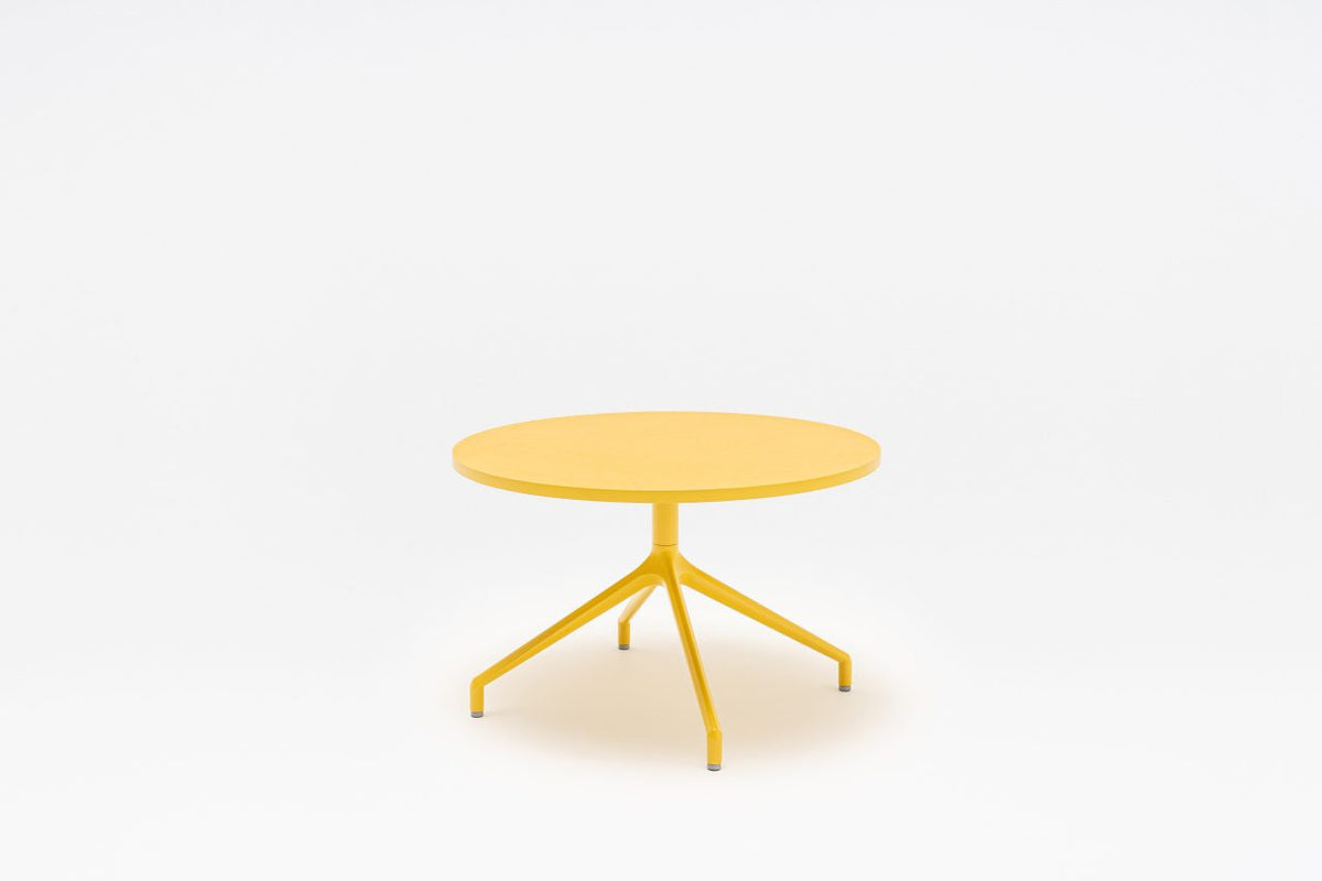 Beistelltisch Gobo von Mdd mit quadratischer Tischplatte in Kakao und pulverbeschichtetem Aluminiumgestell in Ziegelrot, Höhe 44 cm.