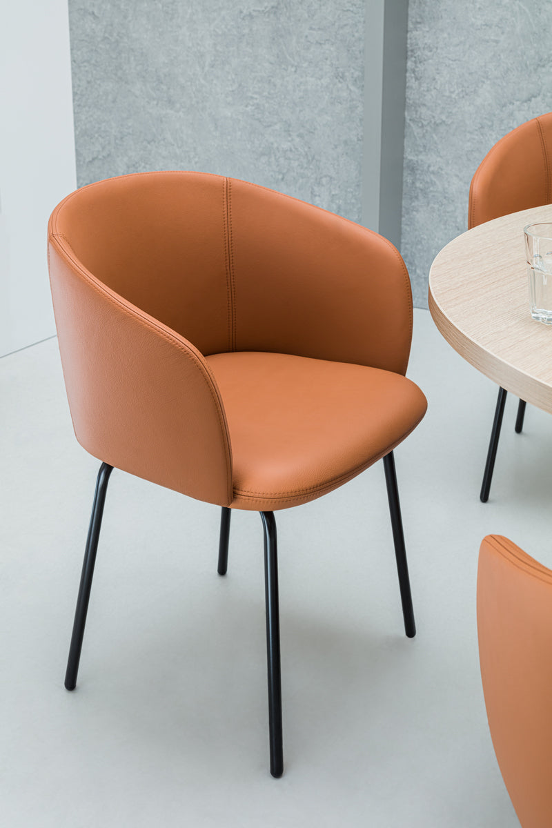 Moderner Grace GRP5 Stuhl mit robustem 4-Bein-Gestell, ideal für stilvolle Büros und gemütliche Arbeitsbereiche.
