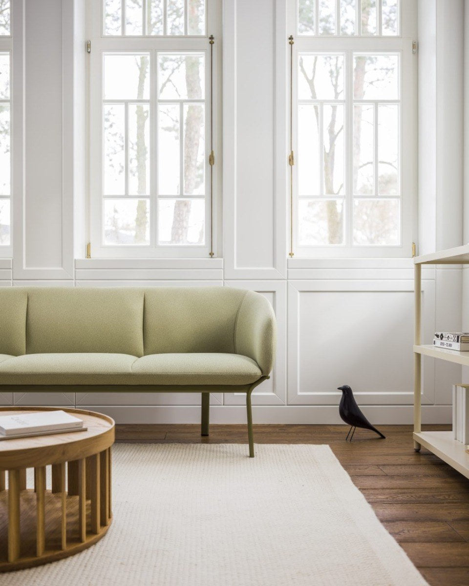 Sofa Grace von Mdd in Aluminium mit gepolstertem Sitz und Rückenlehne, ovalem Stahlgestell und schwarzen Kunststofffüssen.