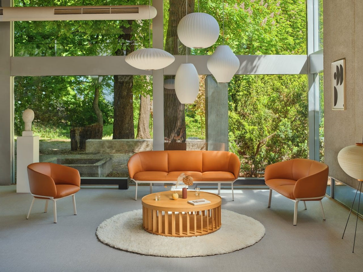 Sofa Grace von Mdd in Aluminium mit gepolstertem Sitz und Rückenlehne, ovalem Stahlgestell und schwarzen Kunststofffüssen.