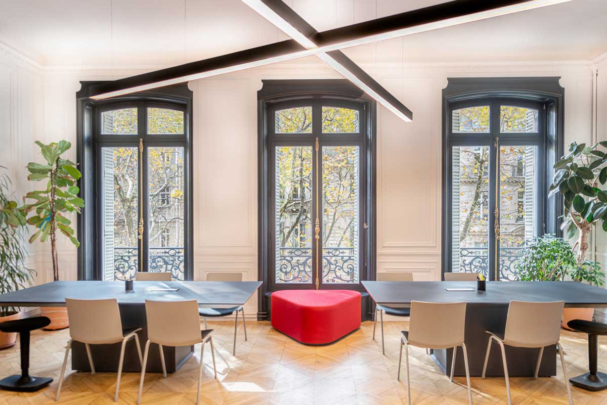 Eleganter Gravity GAV5 Schreibtisch von MDD, ideal für stilvolle Büros, vereint Funktionalität und modernes Design für produktives Arbeiten.