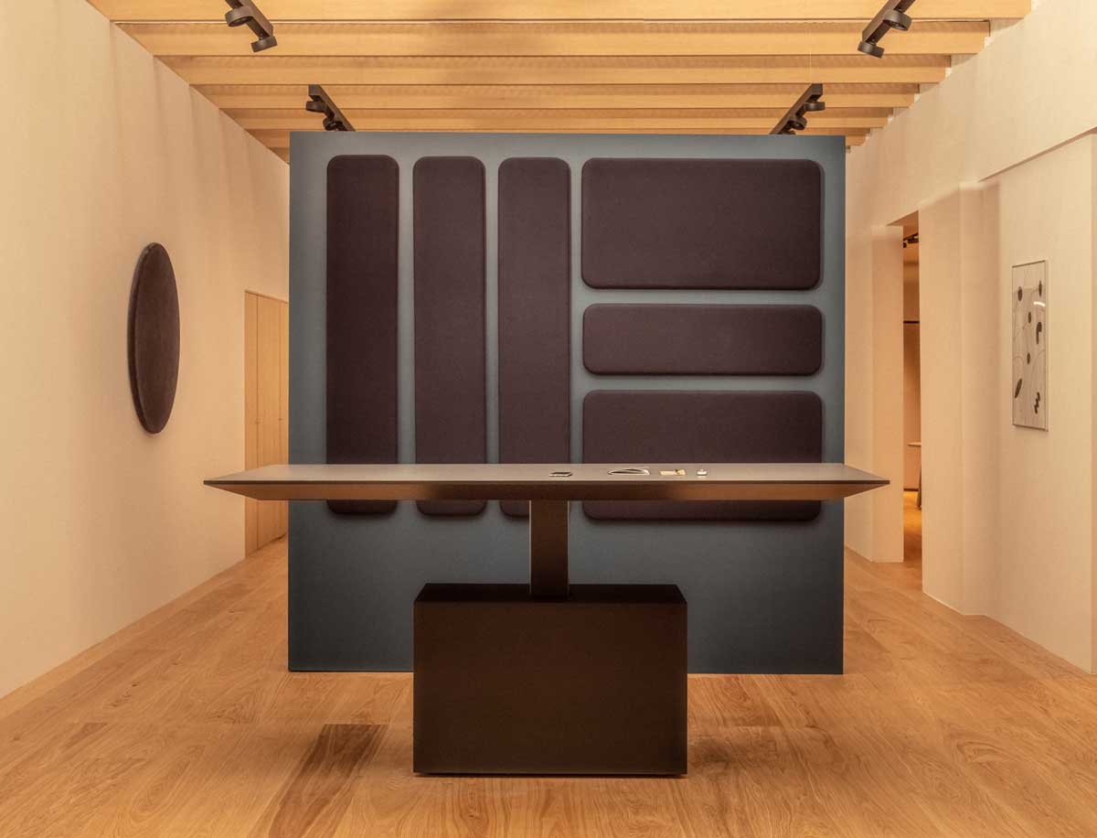Eleganter Gravity GAV5 Schreibtisch von MDD, ideal für stilvolle Büros, vereint Funktionalität und modernes Design für produktives Arbeiten.